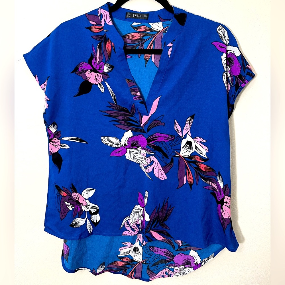Notched neck dip hem floral print top